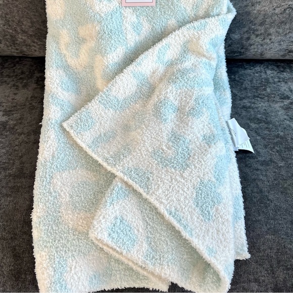 NWT Cupcakes and Cashmere Kid’s Blue Leopard Throw - Picture 7 of 8
